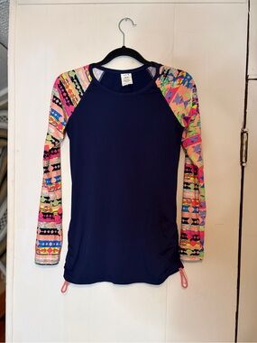 TYR size medium navy and abstract rash guard/long sleeve swim top size M
